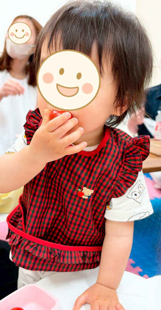 赤ちゃん歯科教室では、実際に食べているところを見てアドバイスします。美味しそうにミニトマトを食べているお子様の写真です。